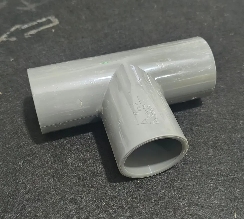 00431 PVC TEE EQUAL 1" GREY