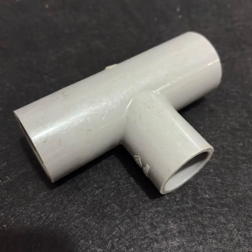 00436 PVC REDUCING TEE 1"X 3/4"X 1"