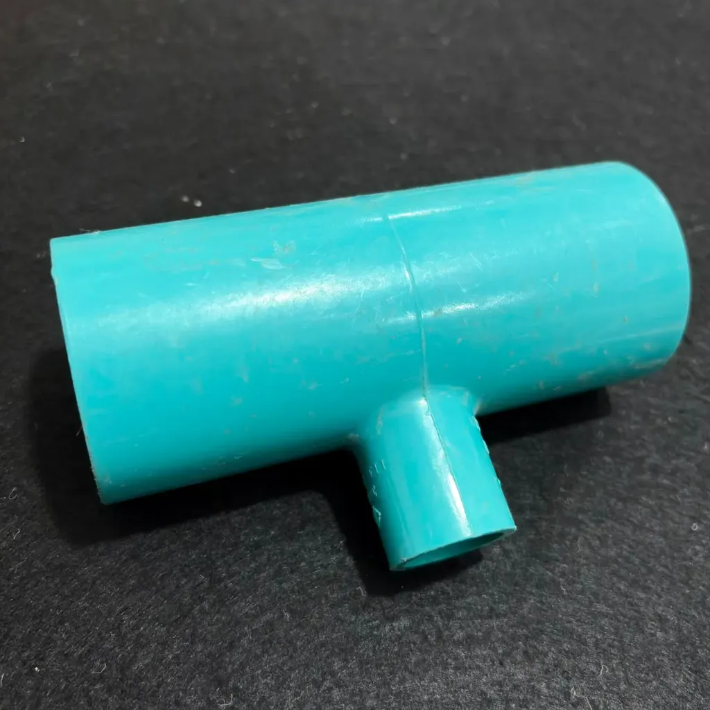 22815 PVC REDUCING TEE HI/PRESSOR 1 1/2" x 1/2" BLUE
